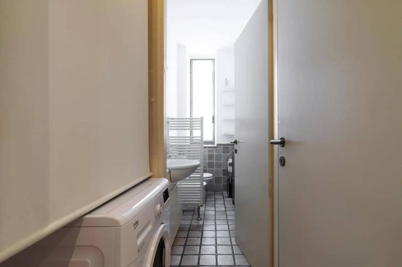 Charming San Babila Apt. Milan 0*,