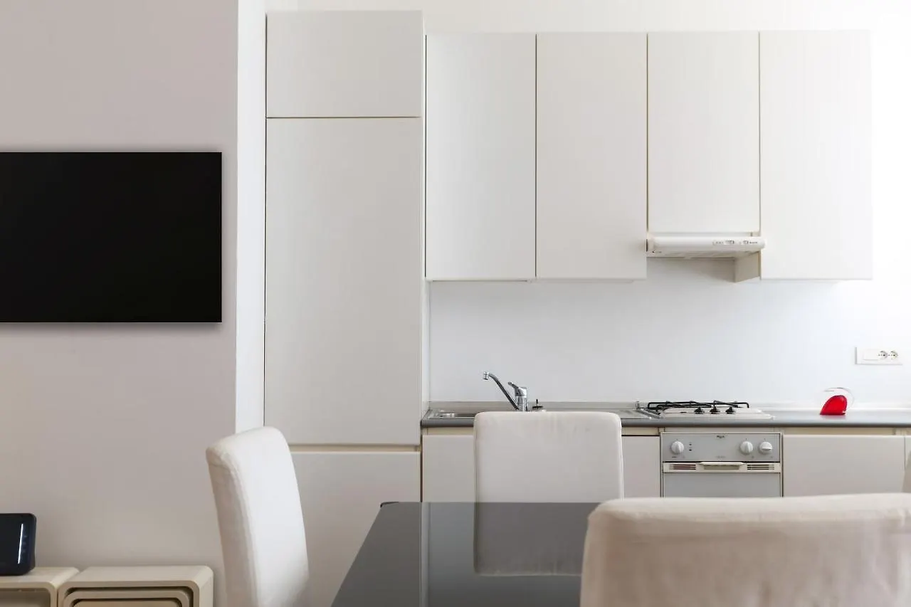 Charming San Babila Apt. Milan Appartement